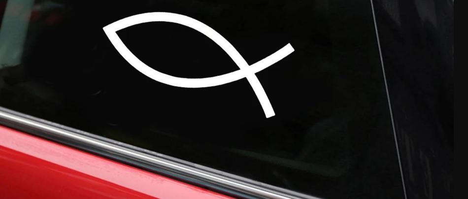 Nalepka v obliki simbola ribe na avtomobilu